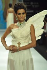 Model walks the ramp for Eekani Jewels Swpanil Shinde Show at IIJW Day 1 on 19th Aug 2012 (81).JPG
